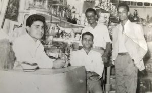 ٢٣/٨/,بغداد, سوق الشورجة, من اليمين: سعيد, جبر واقفا, تقي كرماني جالسا ومحمد حسين